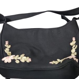 Vintage embroidered floral purse. Has lots of compartments